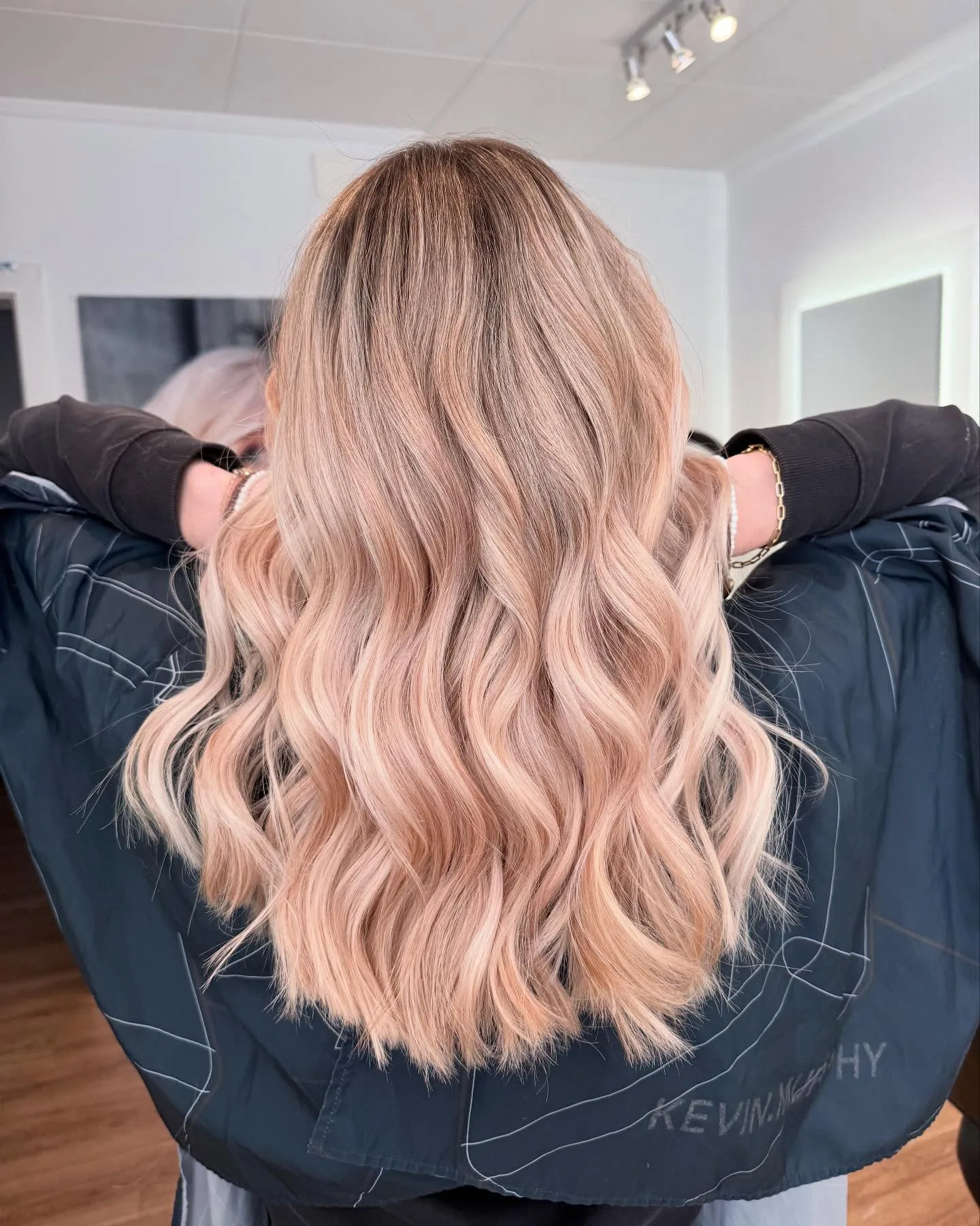 Balayage rosé champagne sur cheveux mi-longs