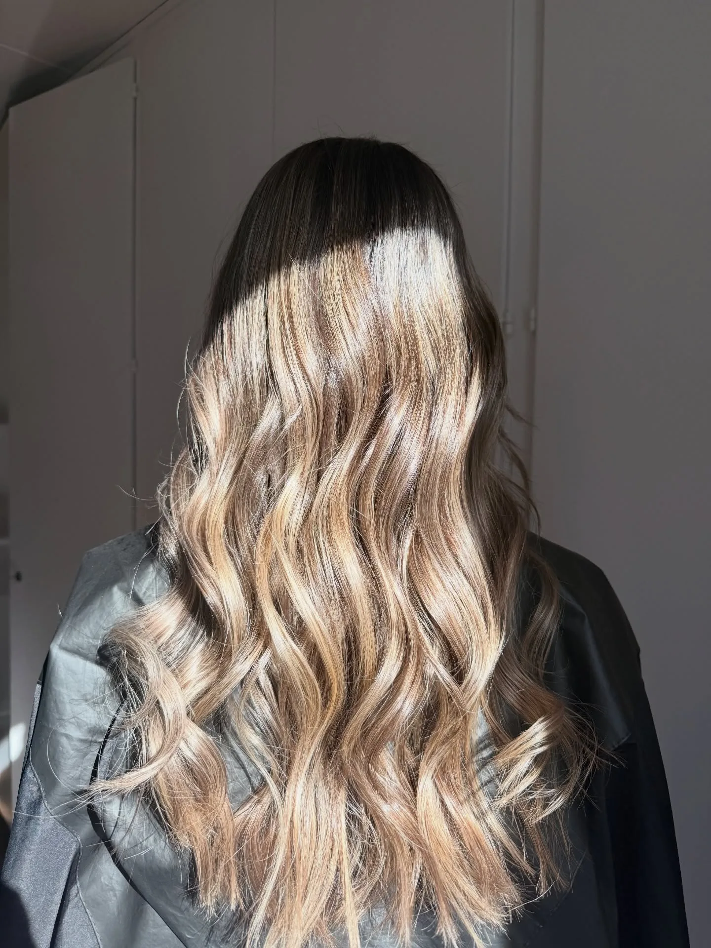 Balayage contrasté brun et blond sur cheveux longs