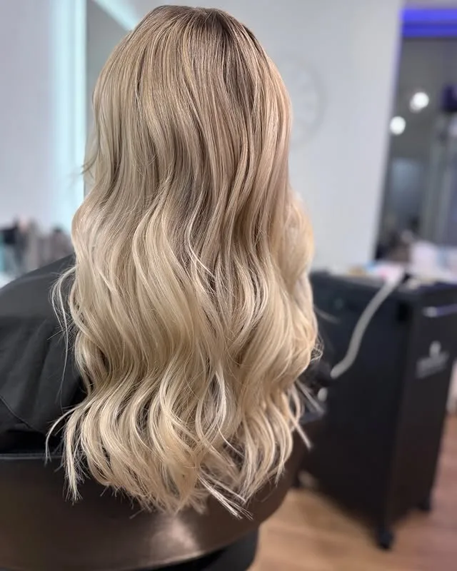 Balayage blond doré ombré racine foncée