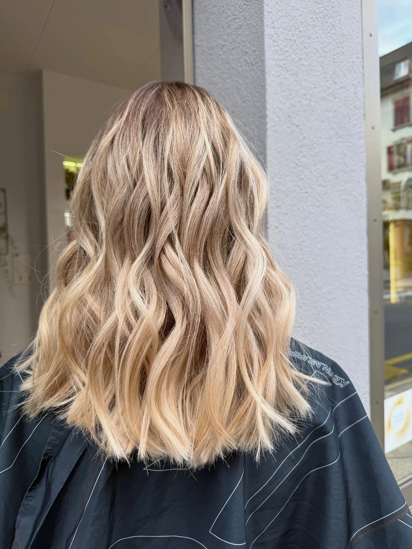 Coiffage vagues définies blond doré