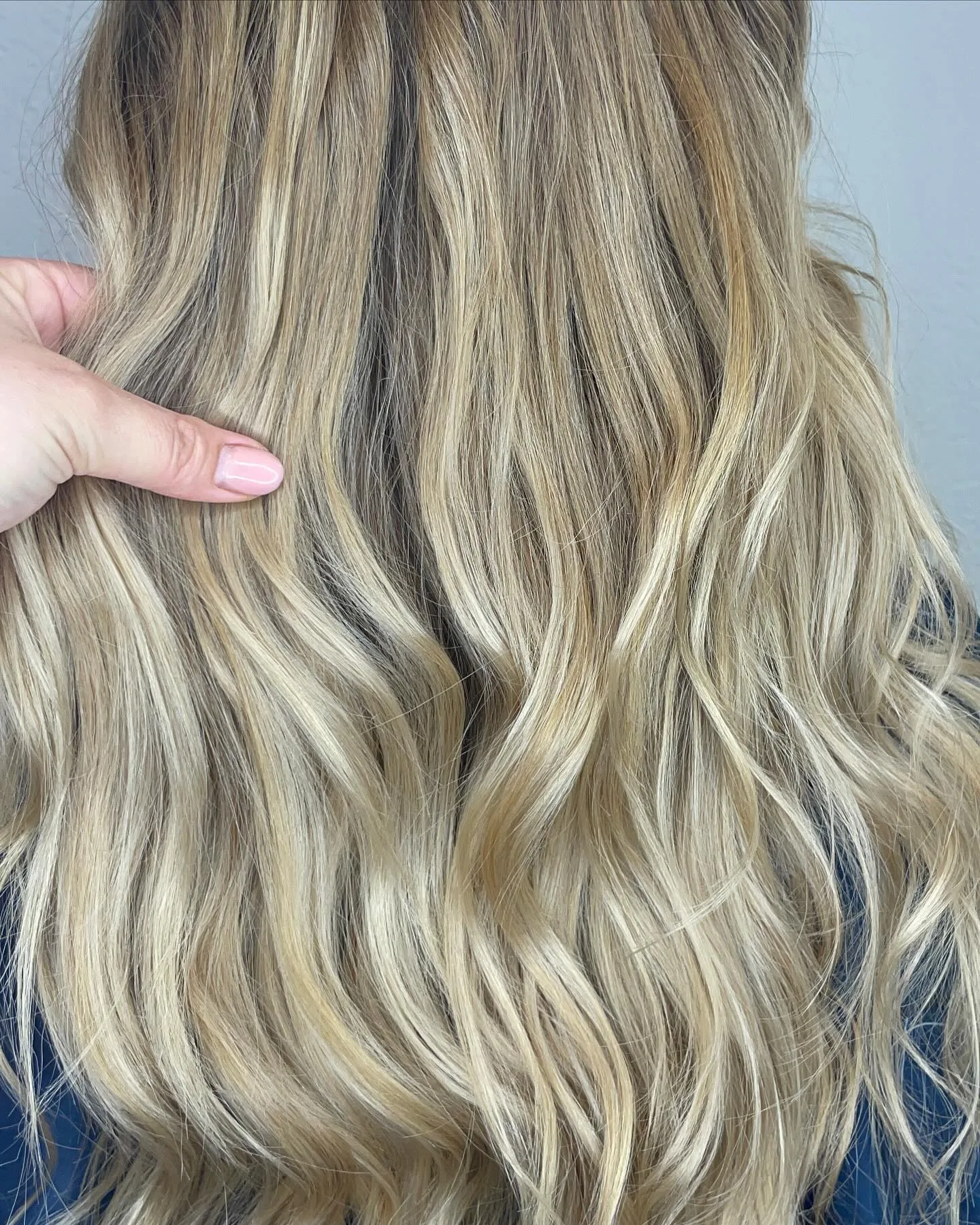 Coiffage ondulé blond doré