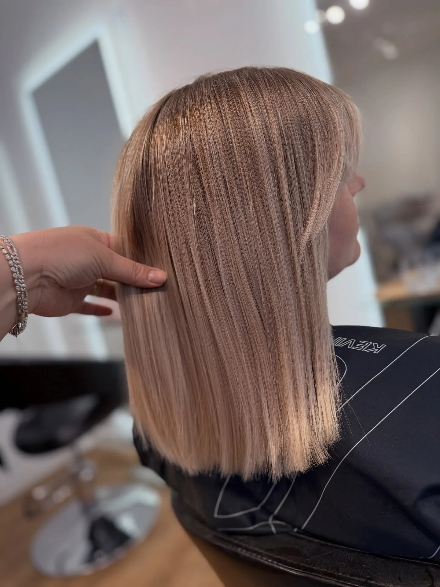 Coupe carré long lisse blond cendré